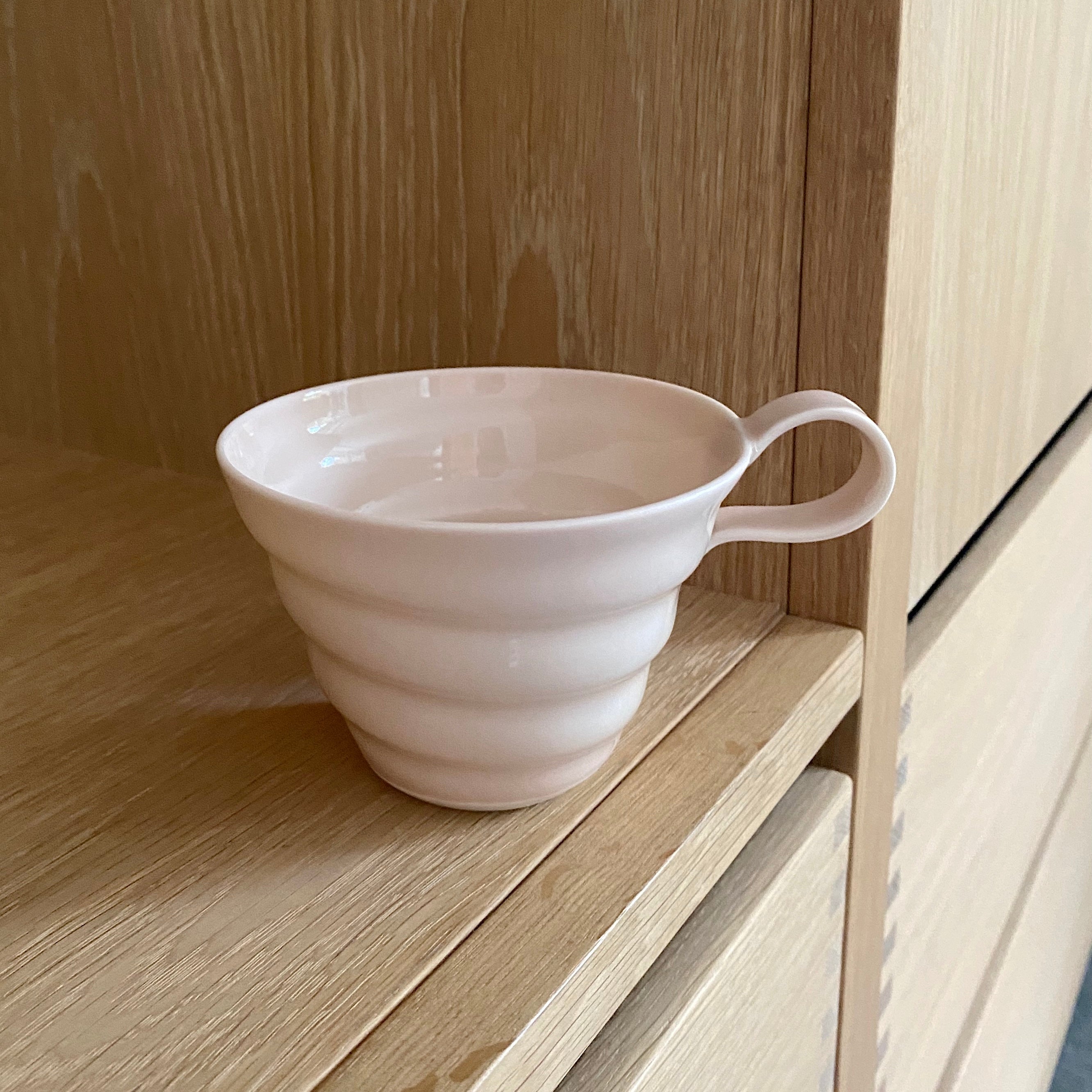 Porcelænskop i pudderfarve med spiralriller og hank – hånddrejet af Rikke Mangelsen, unika:k