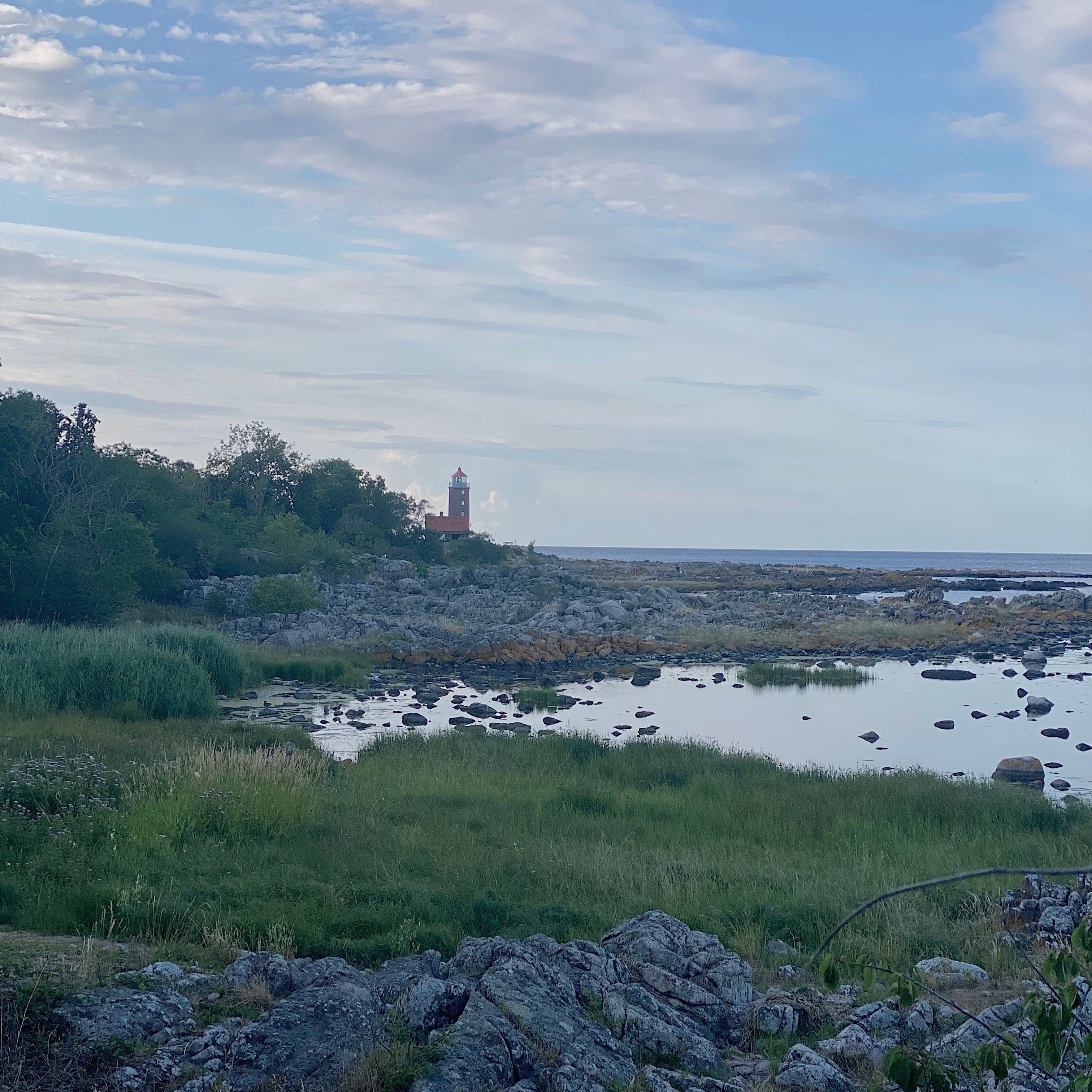 Udsigt til Svaneke Fyr på Bornholm med klipper i forgrunden – inspiration til bornholmsk keramik