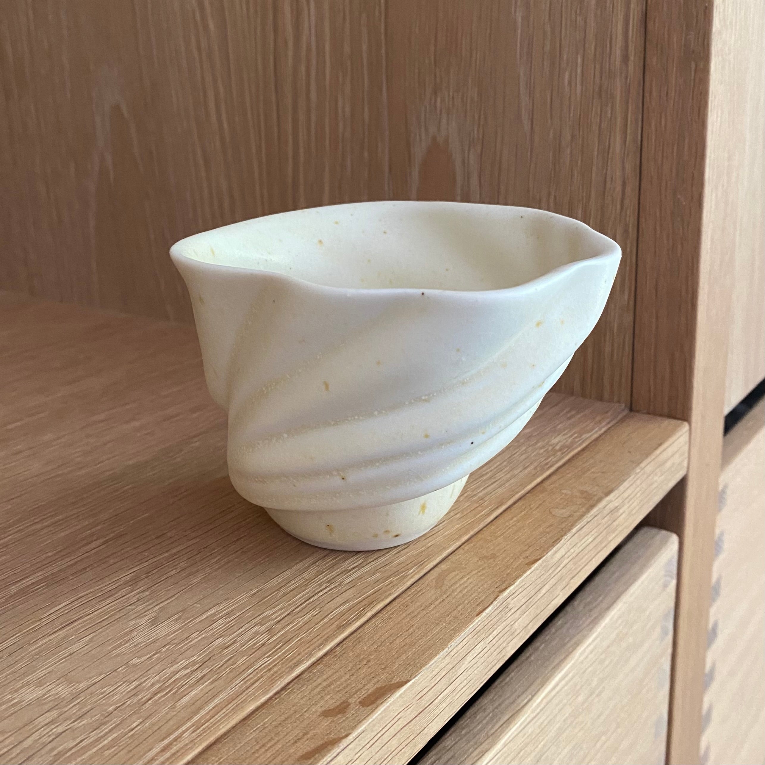 Svanekop ‘Skal’ med riflet vingeinspireret form – håndlavet i cremehvid porcelæn