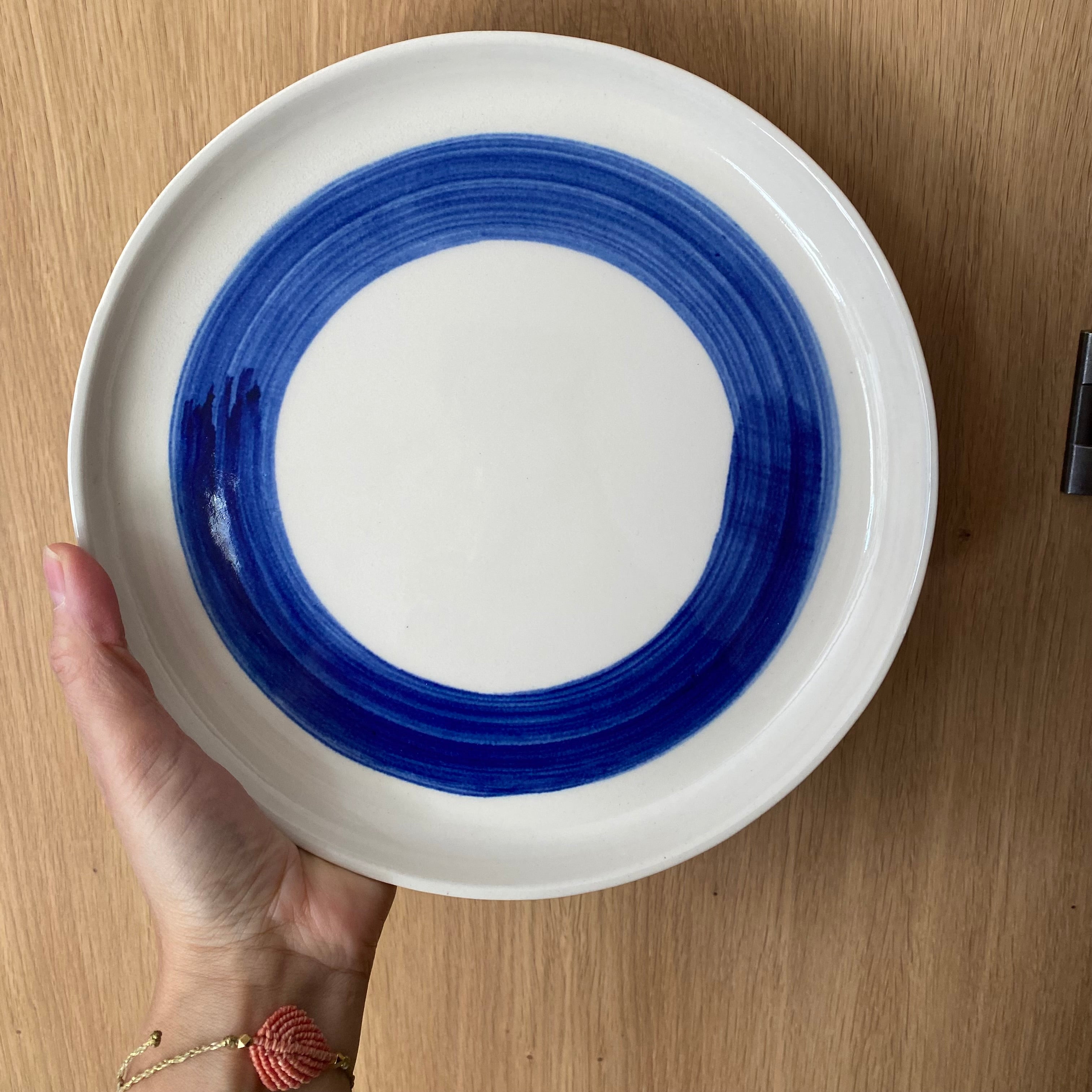 Tallerken i håndlavet keramik med blå og hvid glasur - dansk keramik fra oh oak ceramics på bornholm