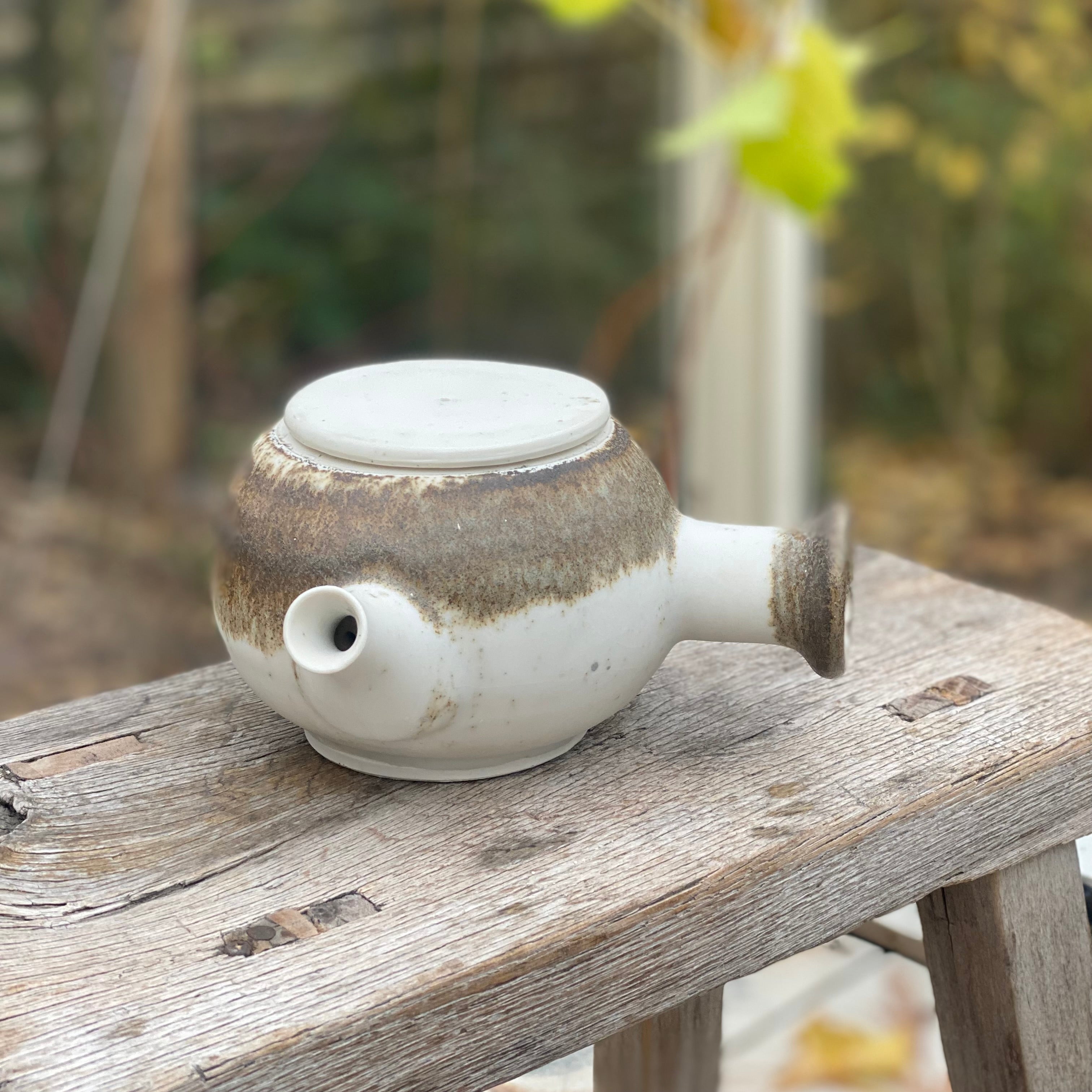 Håndlavet tekande i keramik i beige glasur og elegant form