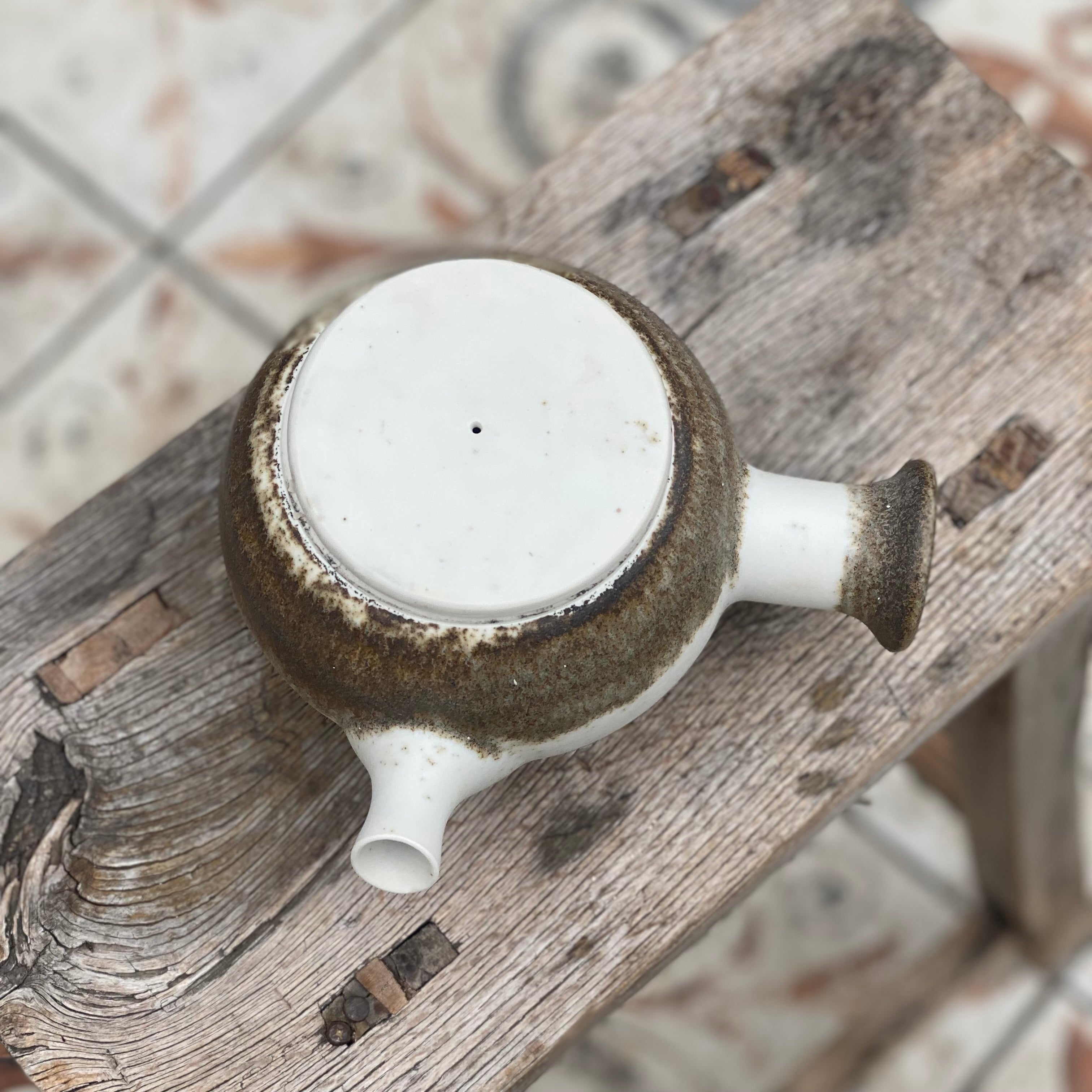 Håndlavet tekande i keramik med beige glasur og elegant form