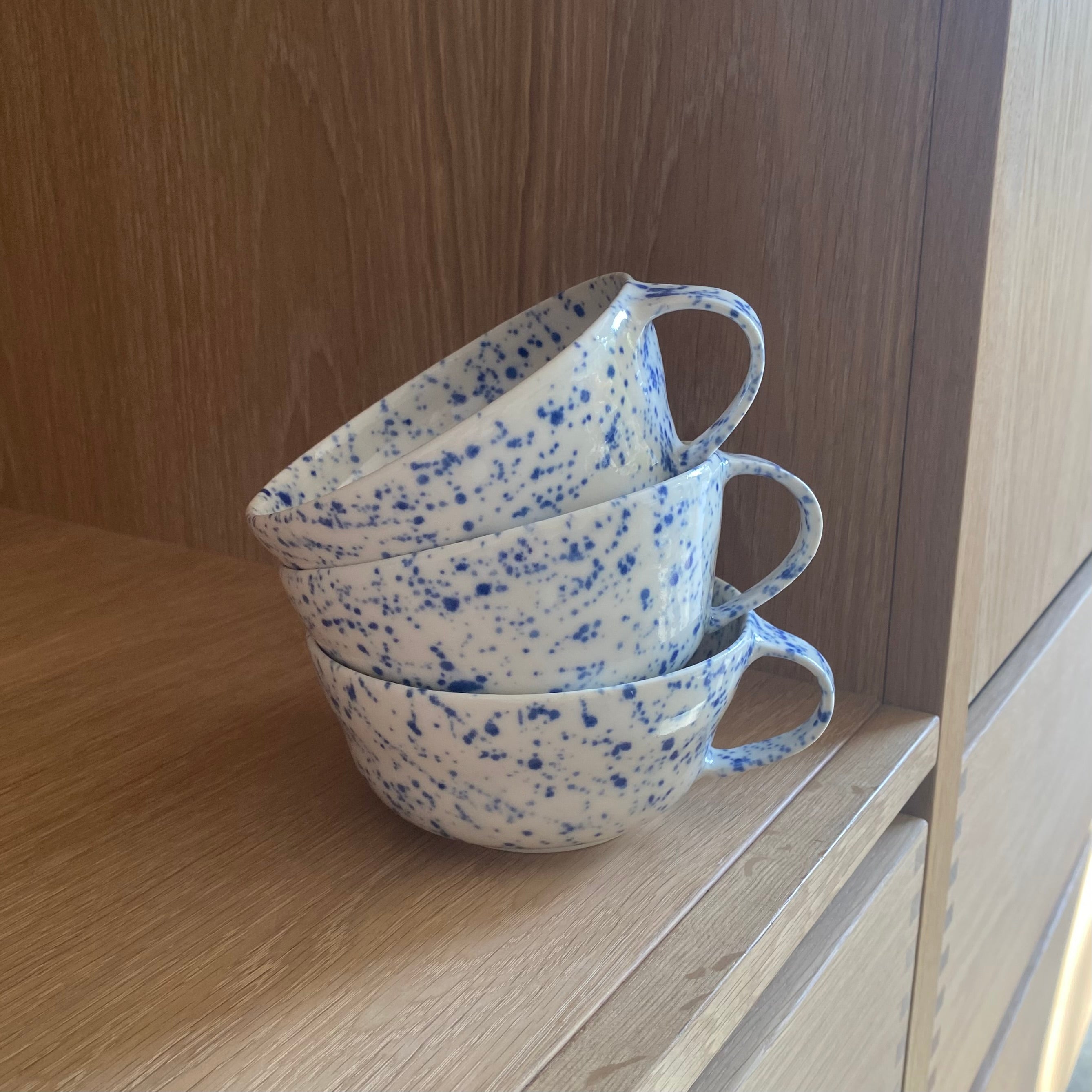 Hånddrejede porcelænskopper med blå splash-mønster fra Ann-Louise Roman 