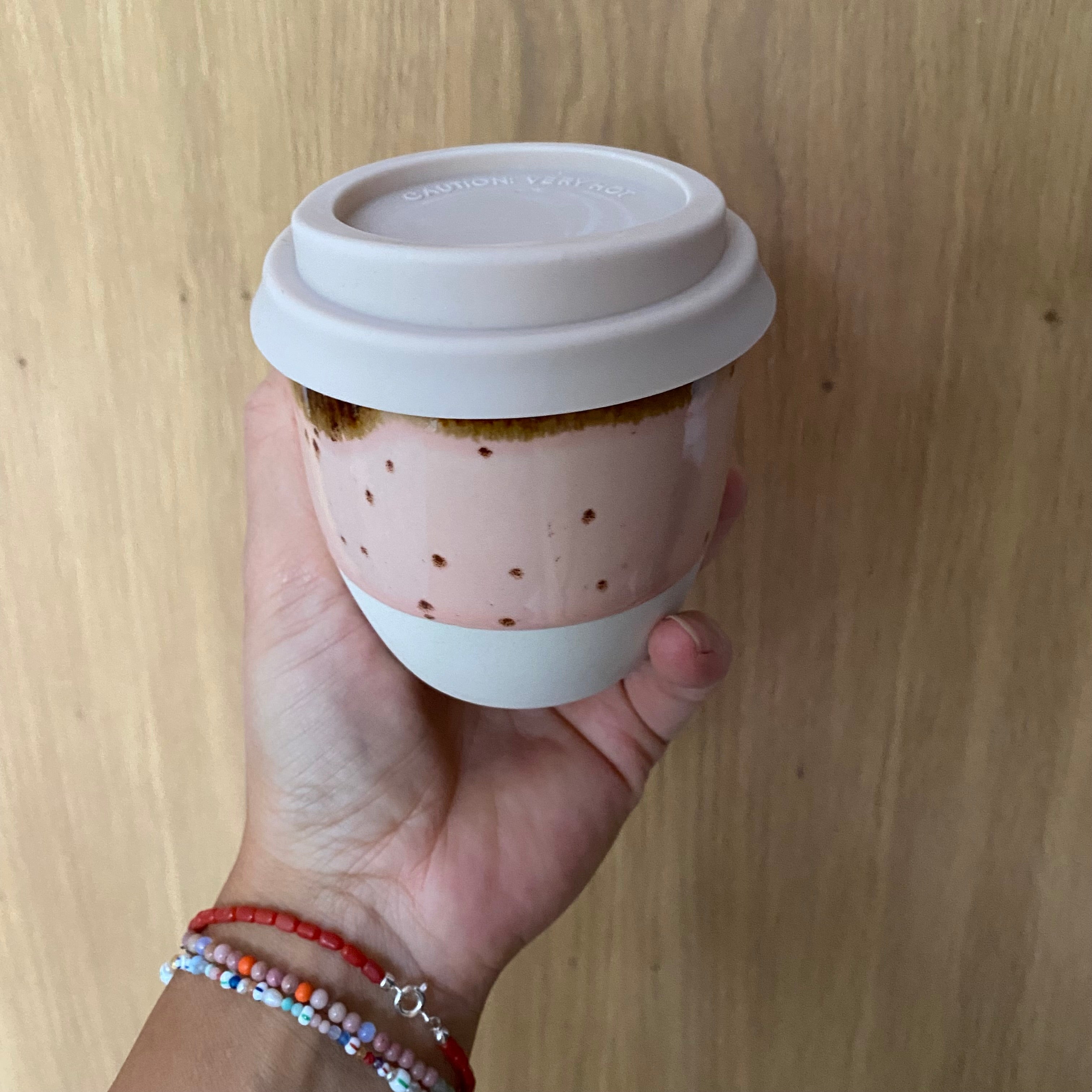 Håndlavet to-go kop i den populære Sundae-glasur med låg i silikone