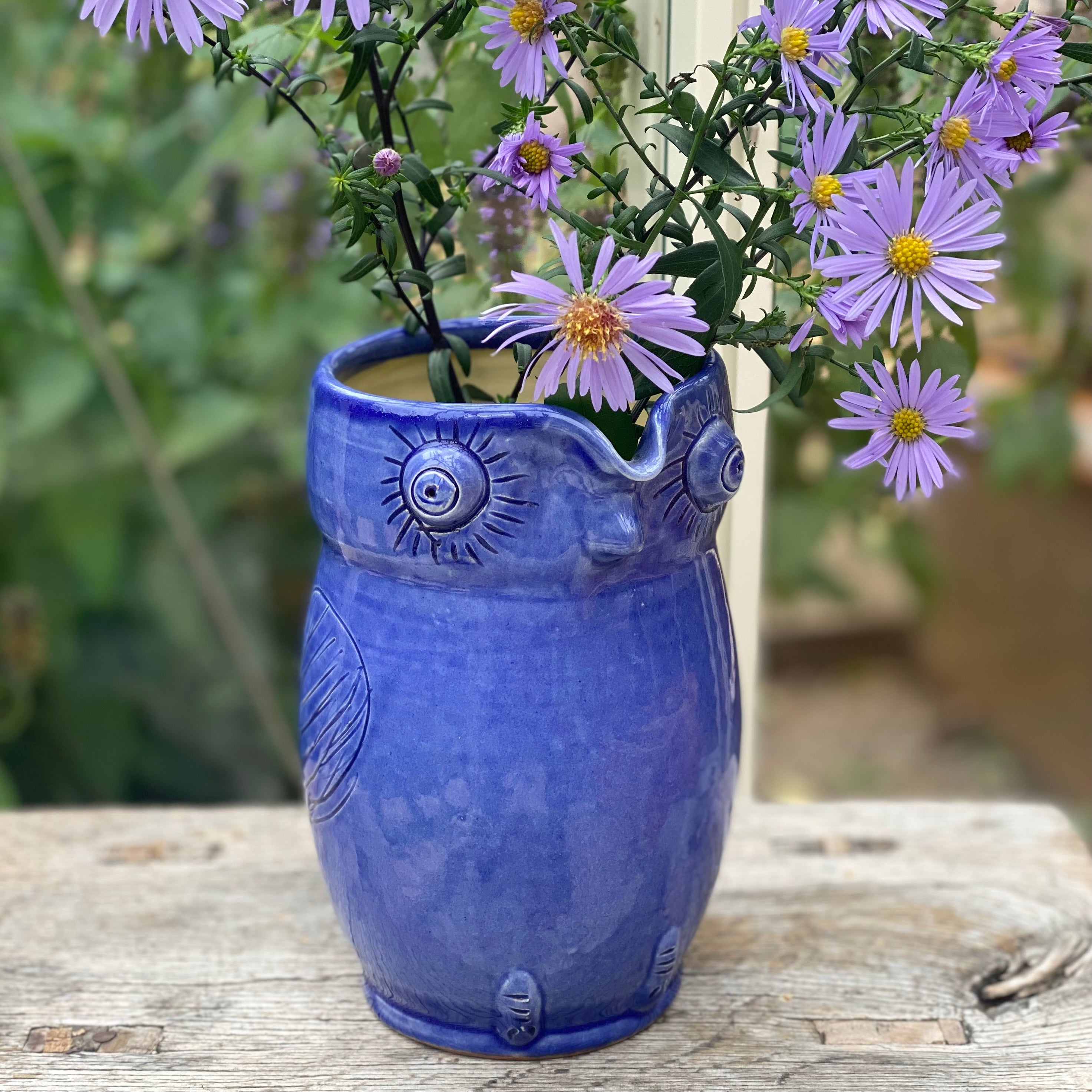 Blå uglekande brugt som vase med asters – håndlavet dansk keramik fra unika:k