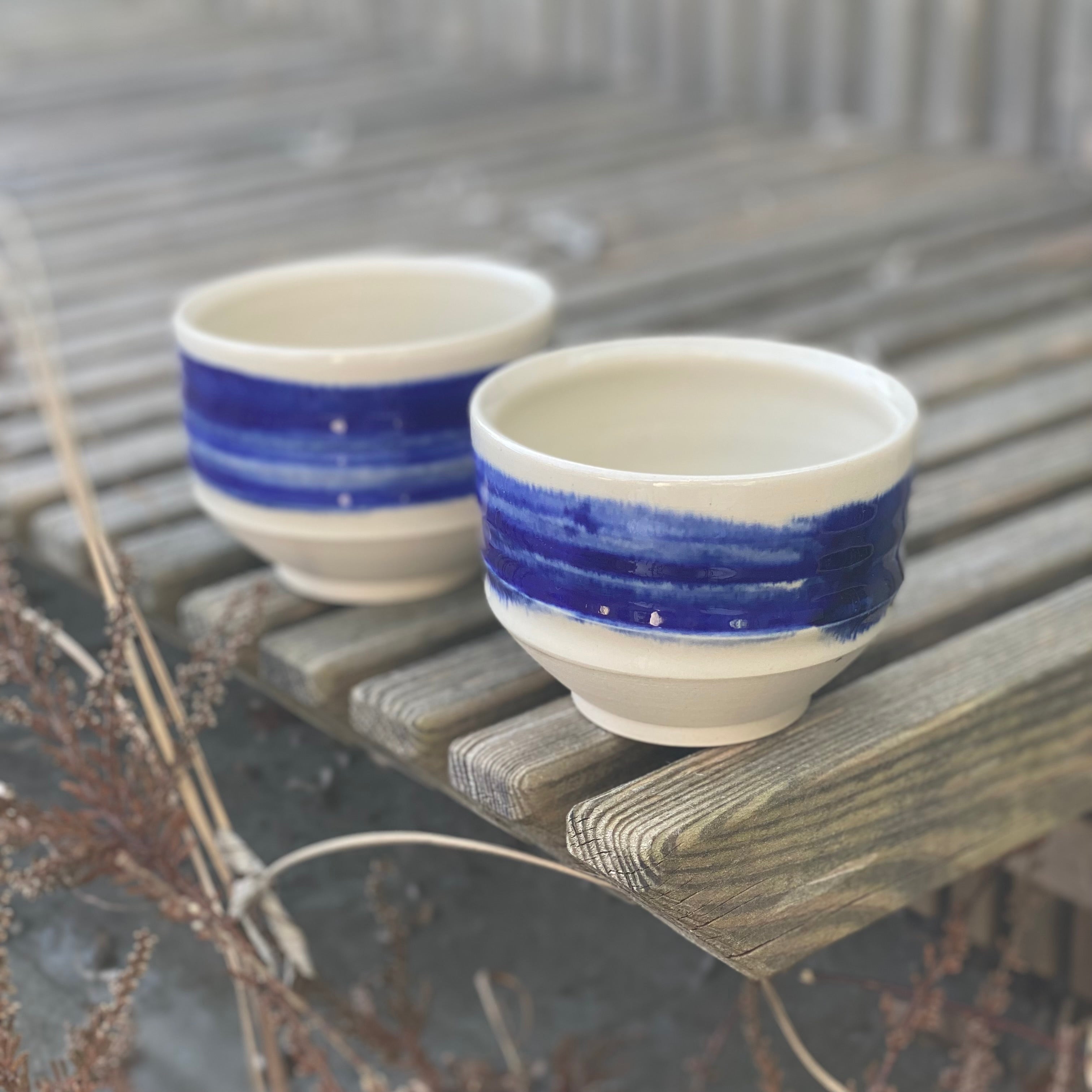 Hånddrejet UJI kop Cobalt fra Oh Oak med koboltblåt penselstrøg