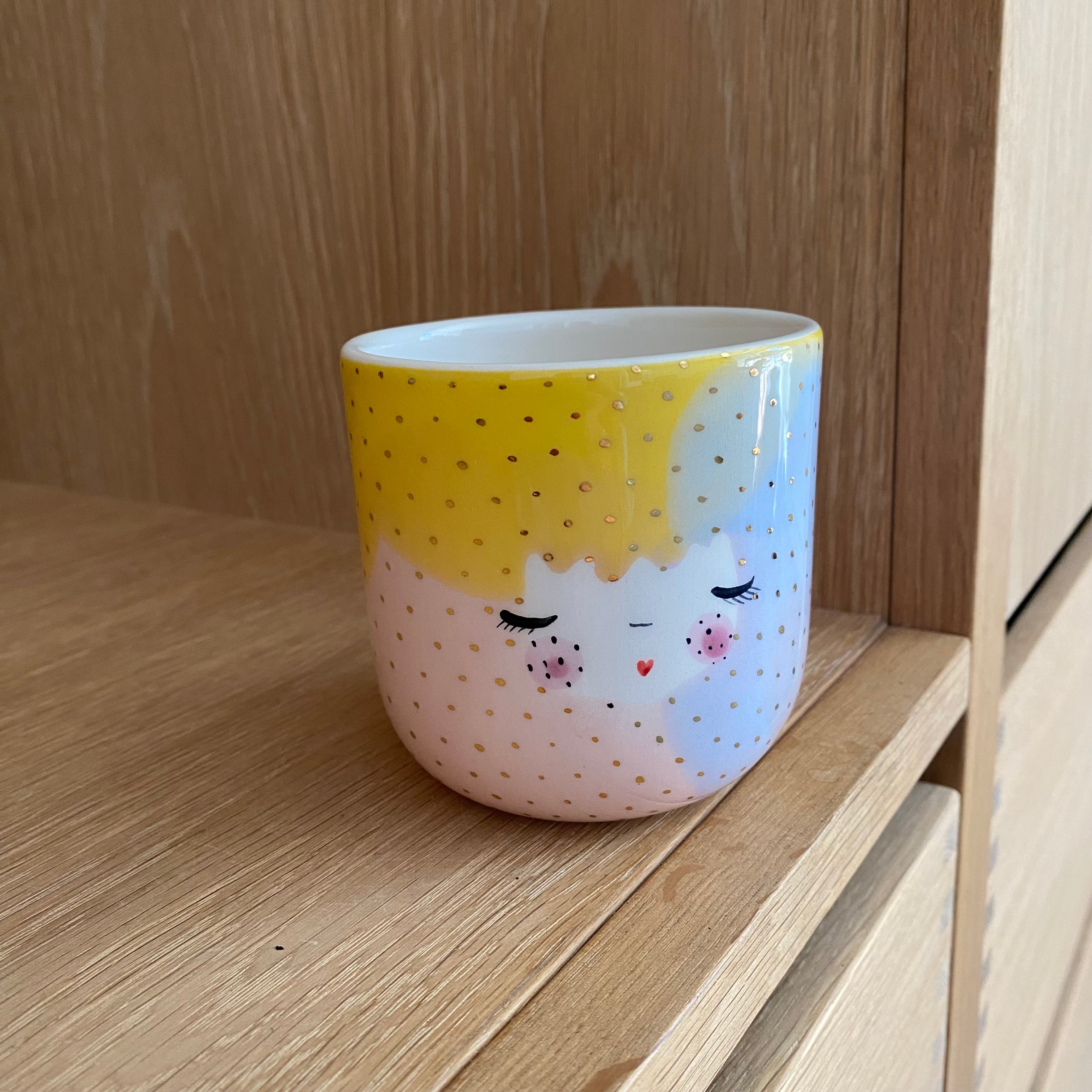 Håndlavet kaffekop Dots Unicorn med pastelfarver, ansigt og guldprikker fra Marinski Heartmades